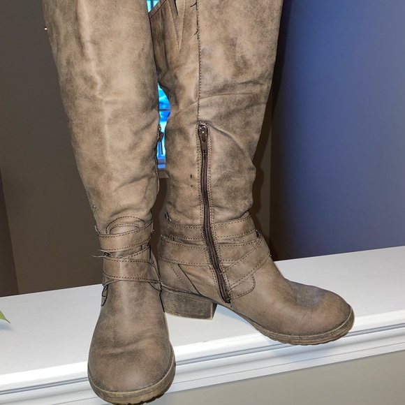 Tall lug heel Pull On Boot - Picture 2 of 9